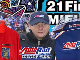 ALT Grzegorz Dul kierowca rajdowy Automobilklubu Mieleckiego  licytuje swoje bluzy sportowe.